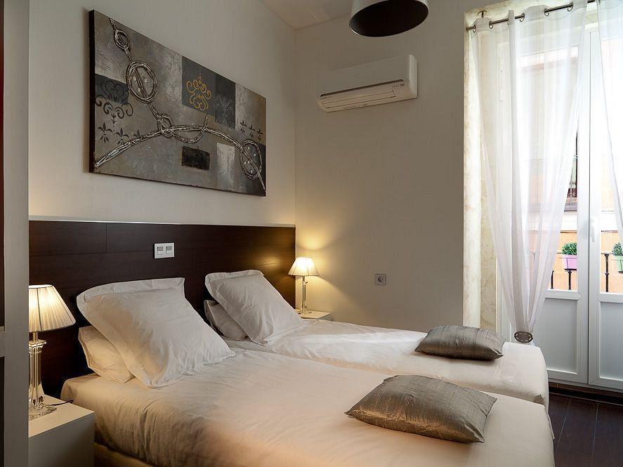 Thc Latina Hostel Madrid Exterior photo