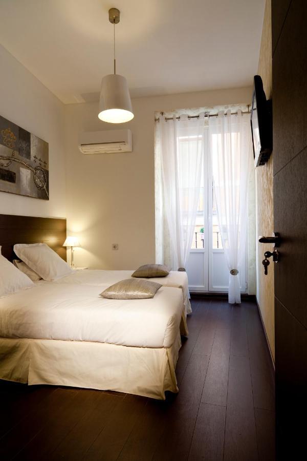 Thc Latina Hostel Madrid Exterior photo